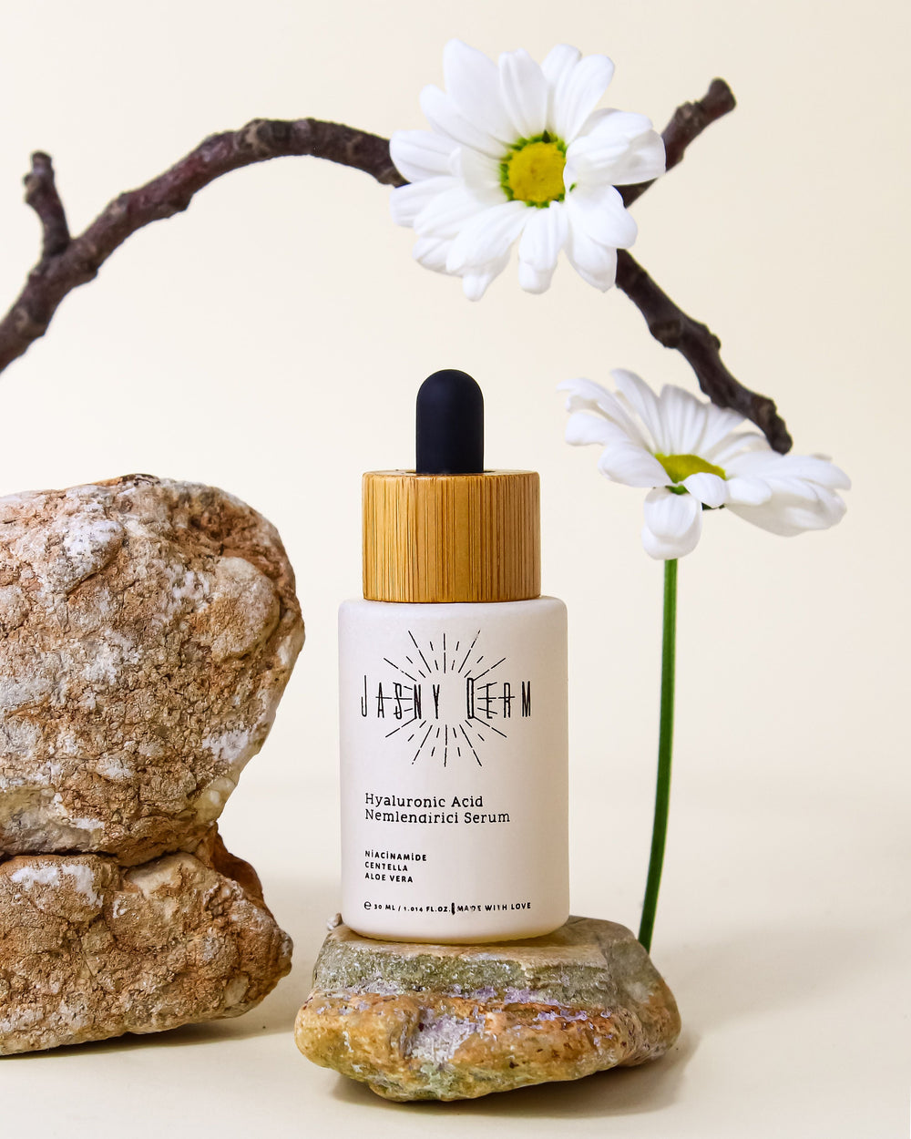Flacon de sérum à l'acide hyaluronique et niacinamide posé sur des pierres, soin hydratant dermocosmétique