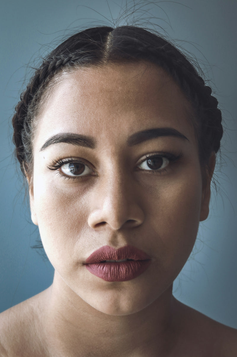 Portrait d'une femme adulte montrant le bas du visage et la mâchoire, zone typique de l'acné hormonale