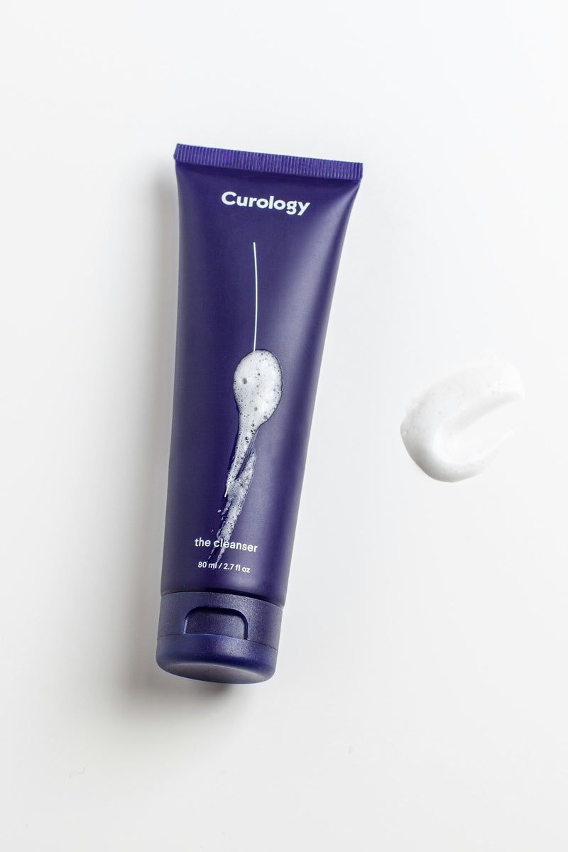 Femme appliquant une crème solaire sur son visage au soleil