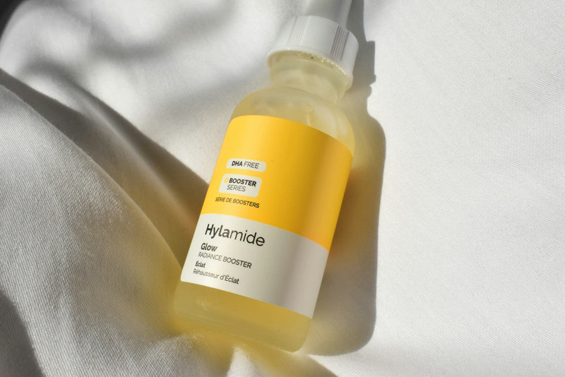 Flacon de sérum cosmétique sur fond neutre, illustrant les actifs dermatologiques de pointe
