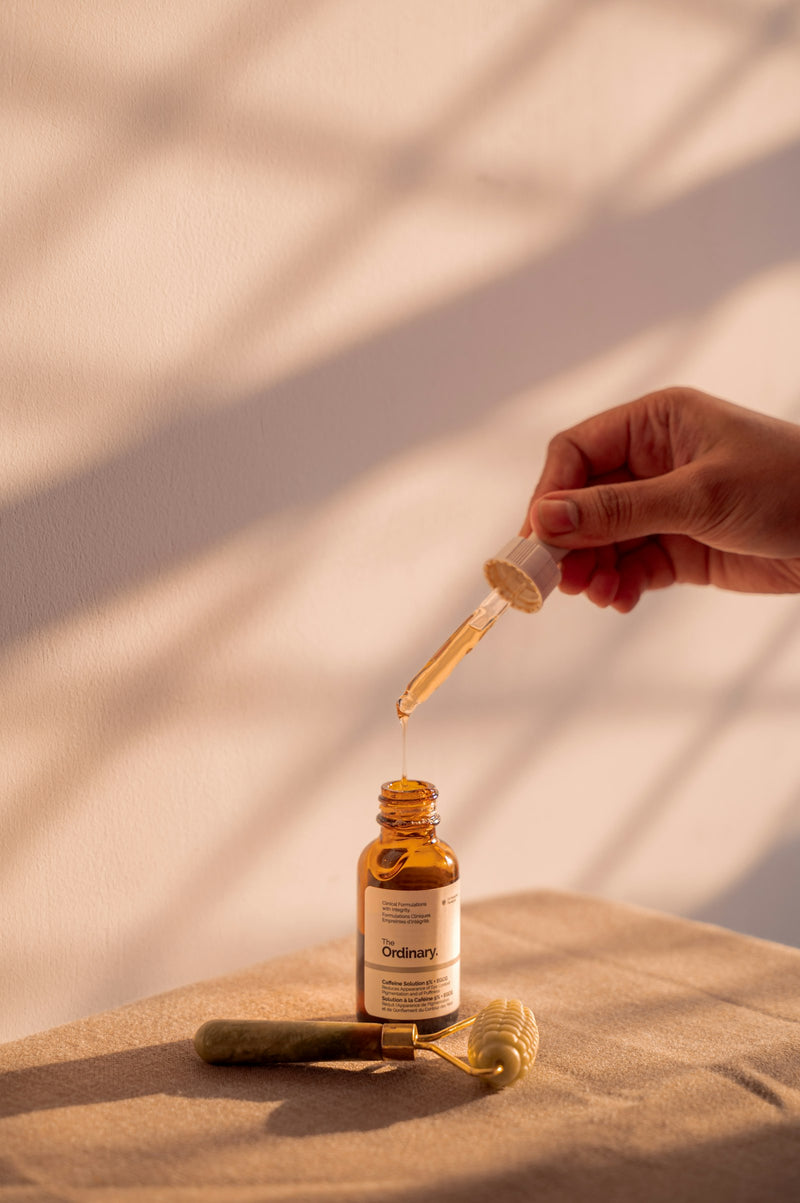 Sérum au rétinol versé depuis une pipette compte-gouttes, soin anti-âge du soir